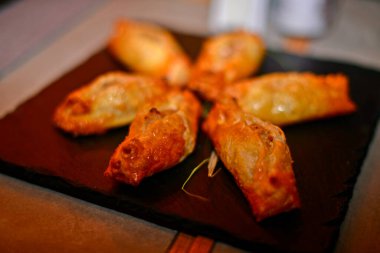 Zeytinyağında kızartılmış etli börek..