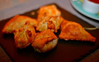 Zeytinyağında kızartılmış etli börek..