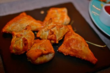 Zeytinyağında kızartılmış etli börek..