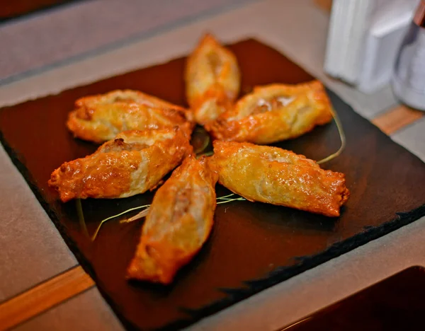 Zeytinyağında kızartılmış etli börek..