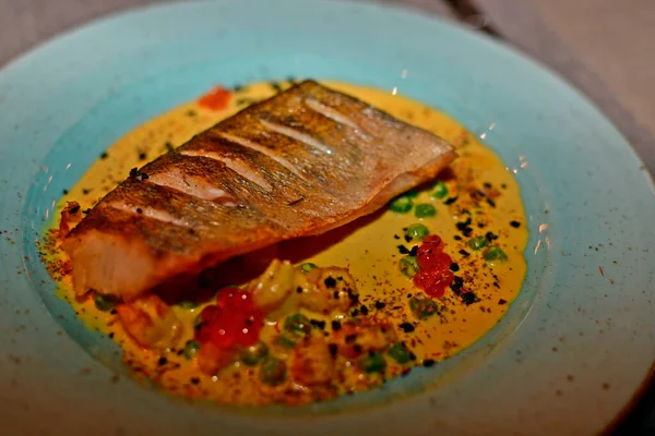 Plato Pescado Lubina Frita Con Salsa —  Fotos de Stock