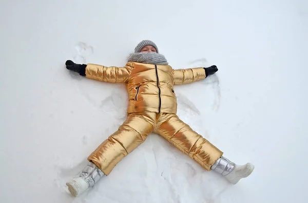Little Girl Child Winter Sculpts Snowman Snow — Stock Photo, Image