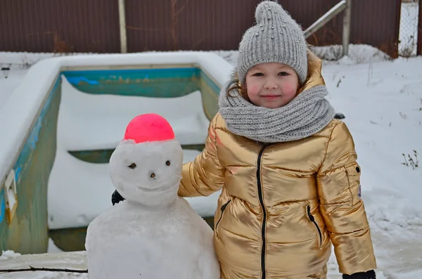 Liten Flicka Barn Vintern Skulpterar Snögubbe Från Snön — Stockfoto