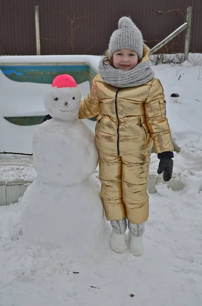 Niña Niña Invierno Esculpe Muñeco Nieve Nieve —  Fotos de Stock