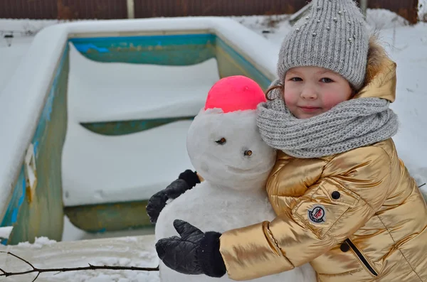 Little Girl Child Winter Sculpts Snowman Snow — Stock Photo, Image