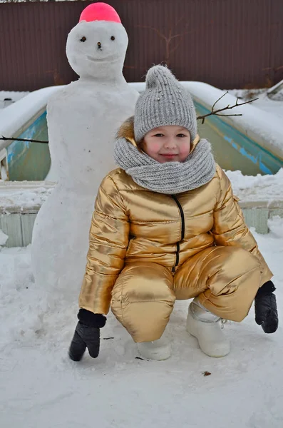 Liten Flicka Barn Vintern Skulpterar Snögubbe Från Snön — Stockfoto