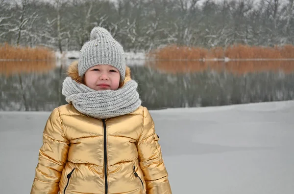 Liten Flicka Barn Vintern Skulpterar Snögubbe Från Snön — Stockfoto