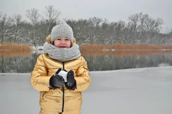 Liten Flicka Barn Vintern Skulpterar Snögubbe Från Snön — Stockfoto