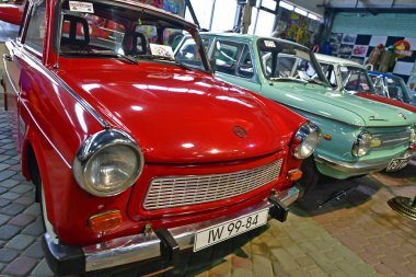 Ukrayna, Dnepropetrovsk 01 / 30 / 2021. Retro arabalar, arabalar, spor, kamyonlar, ordu, motosikletler sergisi. SSCB 'nin Çağı Tekniği.