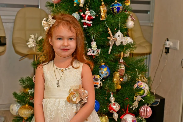 Mooi Klein Meisje Kind Een Feestelijke Jurk Buurt Van Kerstboom — Stockfoto