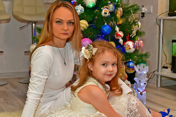 Mãe Com Uma Filha Uma Criança Menina Fundo Ano Novo — Fotografia de Stock