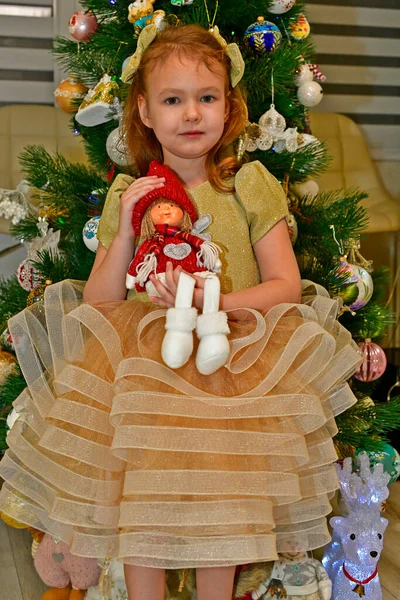 圣诞佳节前夕 穿着节日礼服的漂亮小女孩就在圣诞树旁 — 图库照片