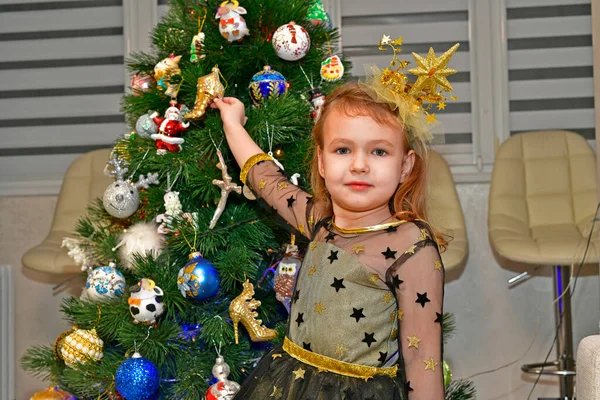Criança Menina Bonita Vestido Festivo Perto Árvore Natal Para Ano — Fotografia de Stock