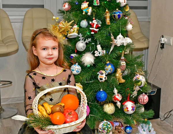 Criança Menina Bonita Vestido Festivo Perto Árvore Natal Para Ano — Fotografia de Stock