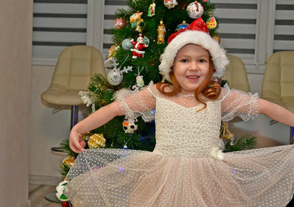 Mooi Klein Meisje Kind Een Feestelijke Jurk Buurt Van Kerstboom — Stockfoto
