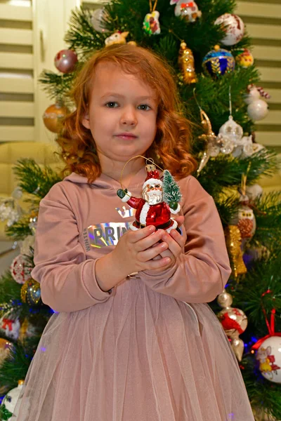 Criança Menina Bonita Vestido Festivo Perto Árvore Natal Para Ano — Fotografia de Stock