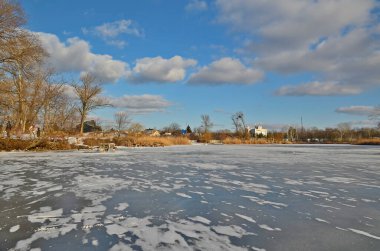 Şehrin içinde buzla kaplı güzel bir nehir..