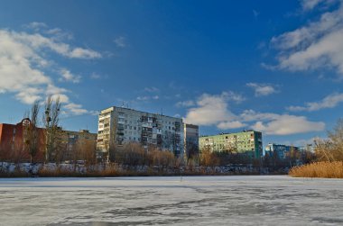 Şehrin içinde buzla kaplı güzel bir nehir..