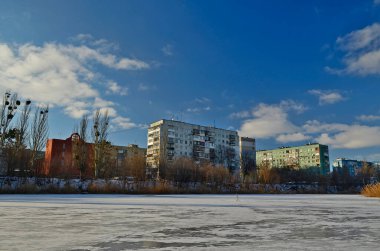 Şehrin içinde buzla kaplı güzel bir nehir..