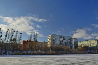 Şehrin içinde buzla kaplı güzel bir nehir..