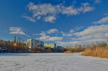 Şehrin içinde buzla kaplı güzel bir nehir..