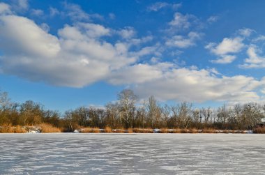 Şehrin içinde buzla kaplı güzel bir nehir..