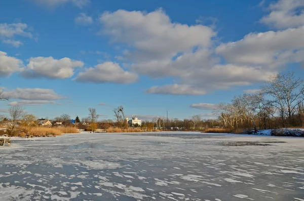 Şehrin Içinde Buzla Kaplı Güzel Bir Nehir — Stok fotoğraf
