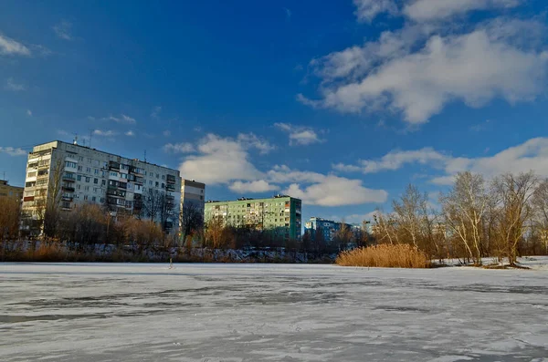 市内の美しい氷に覆われた川 — ストック写真