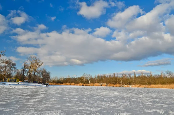 Şehrin Içinde Buzla Kaplı Güzel Bir Nehir — Stok fotoğraf