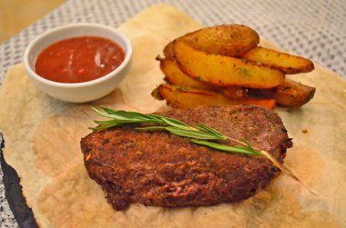 Bir restoranda servis edilen dana ve köy usulü patates bifteği..