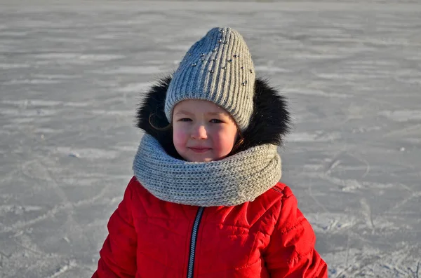 Mamá Hija Patinan Sobre Hielo Invierno Río Congelado —  Fotos de Stock