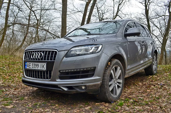 Ukraine Novomoskovsk 2021 Belle Grande Voiture Suv Dans Forêt Début — Photo