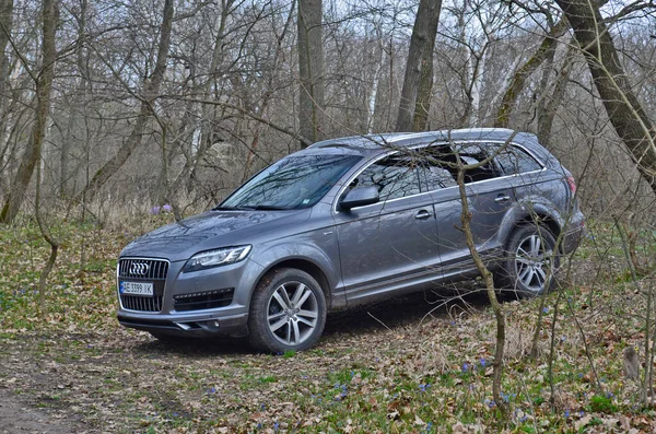 Ucrania Novomoskovsk 2021 Hermoso Coche Suv Grande Bosque Principios Primavera —  Fotos de Stock