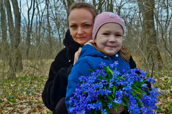 Ein Kleines Mädchen Mit Ihrer Mutter Pflückt Die Ersten Frühlingsblumen — Stockfoto