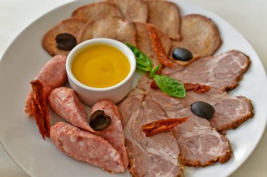 Salatalar, salatalar, restoranlar..