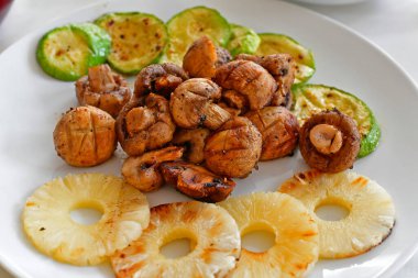 Lezzetli ızgara sebzeler, restoran servisi..