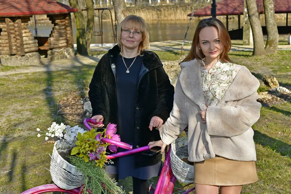 Две Красивые Женщины Сестры Рядом Велосипедом — стоковое фото
