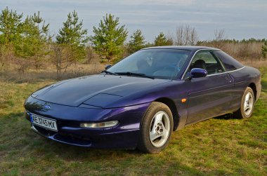 Ukrayna, Novomoskovsk 04.11.2021. Çam ormanında güzel spor araba Ford Probe 2.