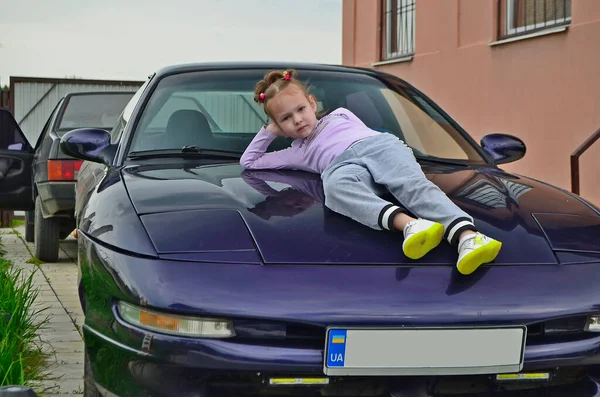 Kislány Gyermek Motorháztetőn Egy Sportautó — Stock Fotó