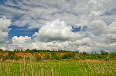 İlkbahar kırsal alanlar, tarlalar, bulutlar, köy.
