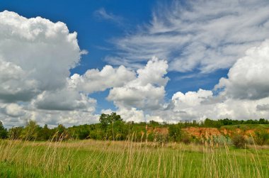 İlkbahar kırsal alanlar, tarlalar, bulutlar, köy.