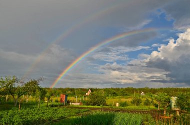 Yağmurdan sonra baharın başında çift gökkuşağı.
