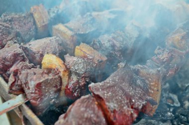Sığır ciğeri ve domuz yağından yapılmış şiş kebap..