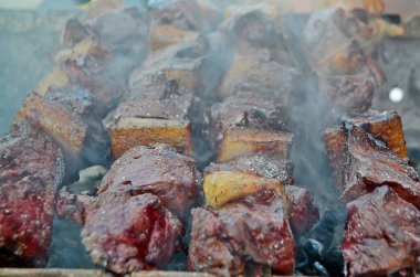 Sığır ciğeri ve domuz yağından yapılmış şiş kebap..