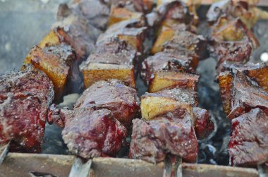 Sığır ciğeri ve domuz yağından yapılmış şiş kebap..