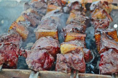 Sığır ciğeri ve domuz yağından yapılmış şiş kebap..