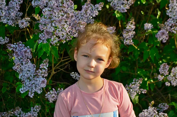 Criança Menina Bonita Primavera Flores Lilás — Fotografia de Stock