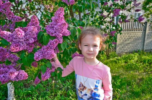 Belle Petite Fille Enfant Printemps Fleurs Lilas — Photo