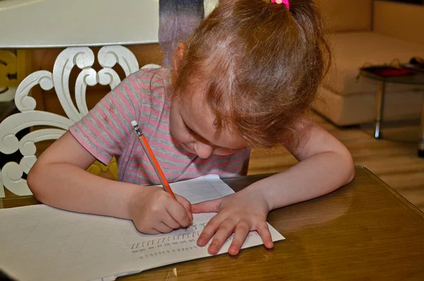 Dziecko Dziewczynka Uczennica Robi Pracę Domową — Zdjęcie stockowe