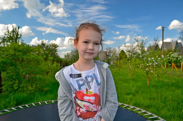 Kind Meisje Springen Een Trampoline Een Voorstedelijk Gebied — Stockfoto